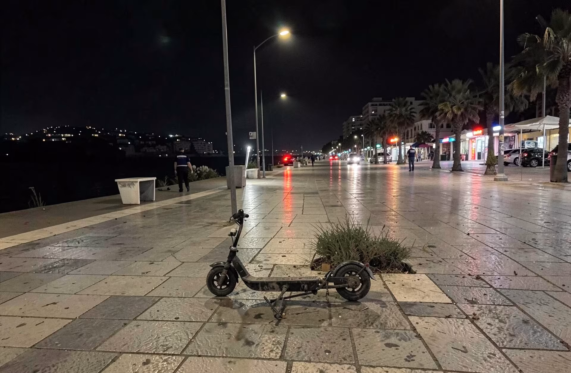 Επίθεση στον Μόλο: Τέσσερις με ηλεκτρικά σκούτερ άρπαξαν το όχημα 41χρονου
