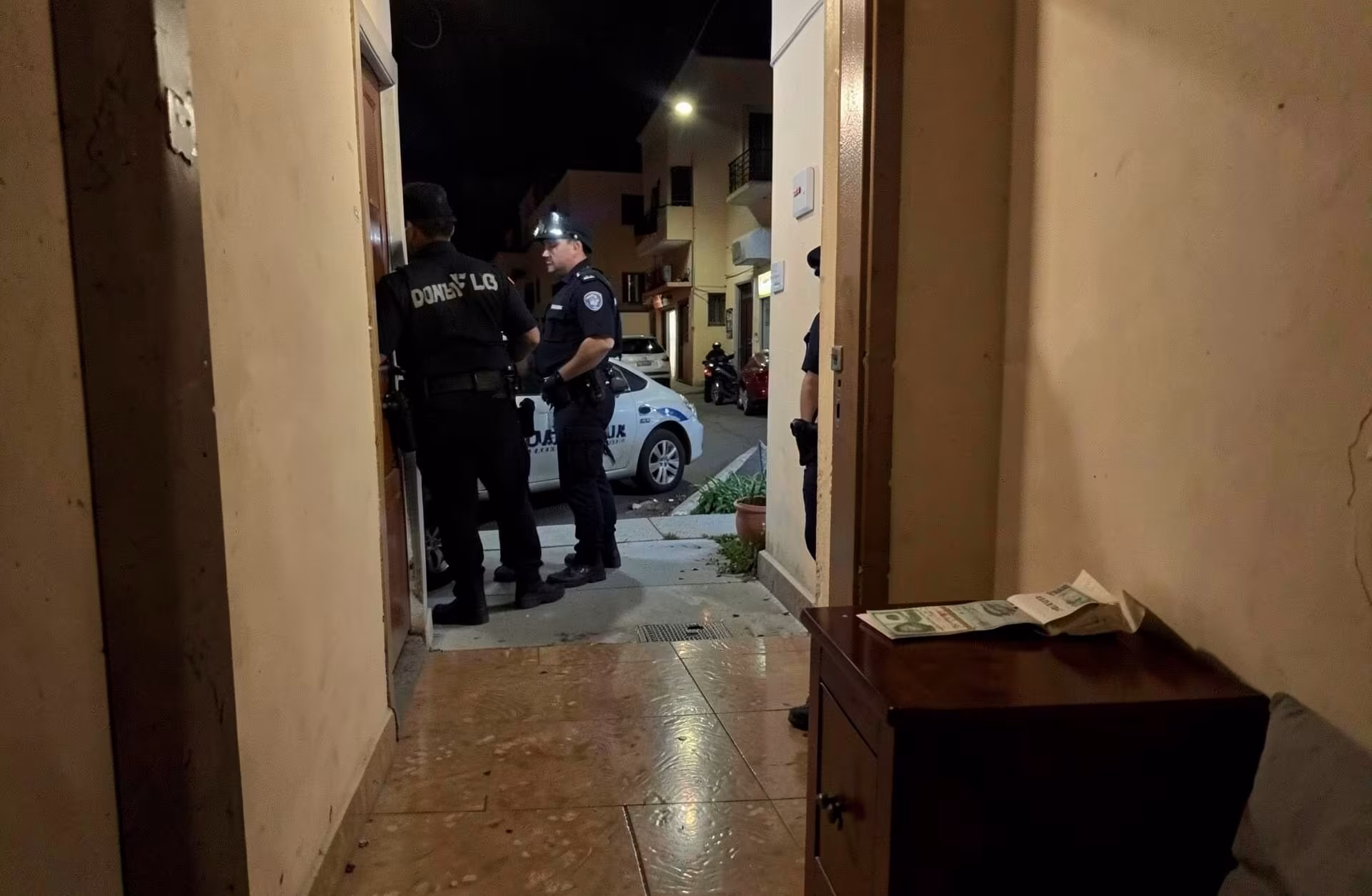 Σοκ στη Λάρνακα: €6.700 πίσω από κομοδίνο και δύο συλλήψεις σε διαμέρισμα
