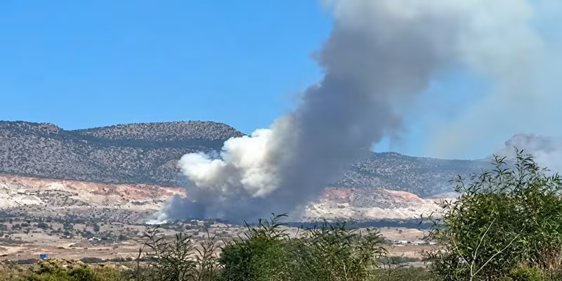 Φωτιά στα κατεχόμενα: Ορατή από τις ελεύθερες περιοχές η πυρκαγιά στον σκουπιδότοπο